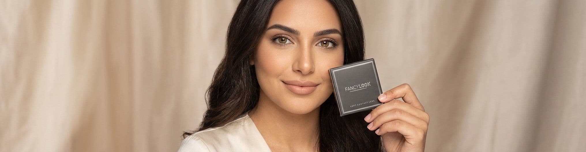 דוגמנית עם עדשות צבע FANCYLOOK