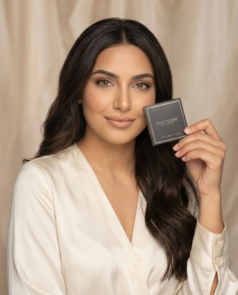 דוגמנית עם עדשות צבע FANCYLOOK